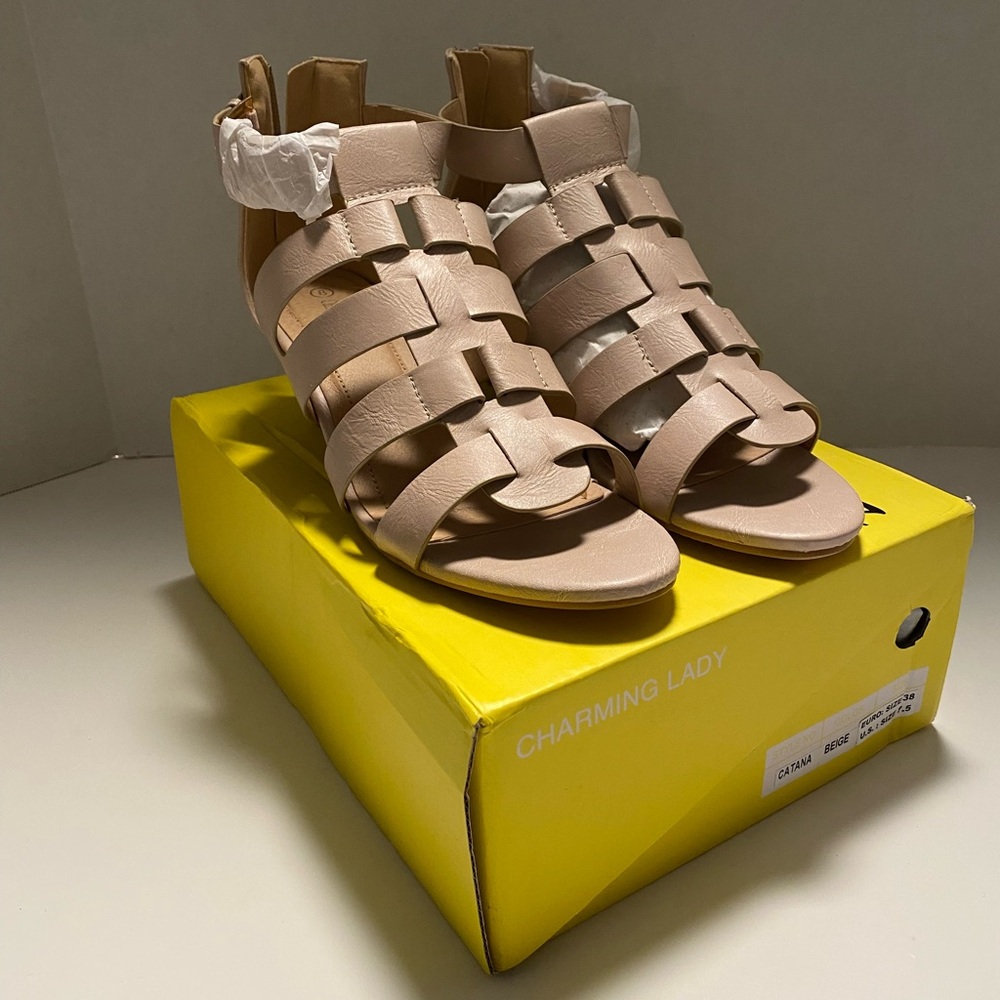 Charming Lady Women’s Shoes  Catana Size 8, Beige,new with box